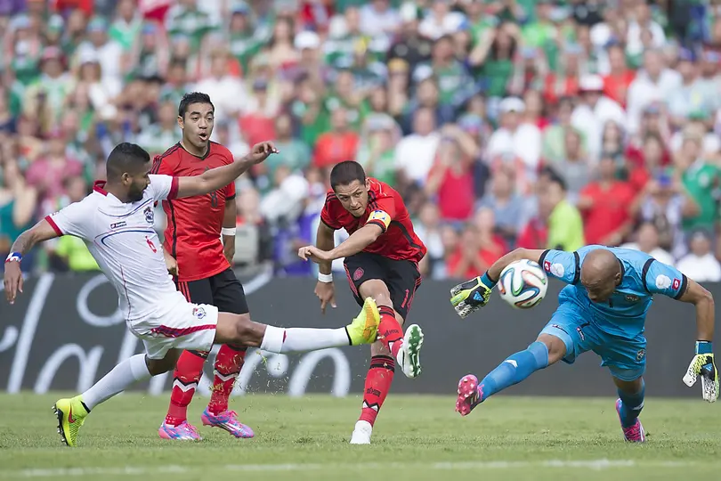 Chicharito Hernández dispara ante la marca del panameño Gabriel Gómez, en La Corregidora, en 2014. l MEXSPORT