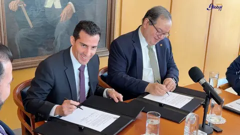 Firma del convenio entre el rector y Rommel Pacheco | Captura de pantalla