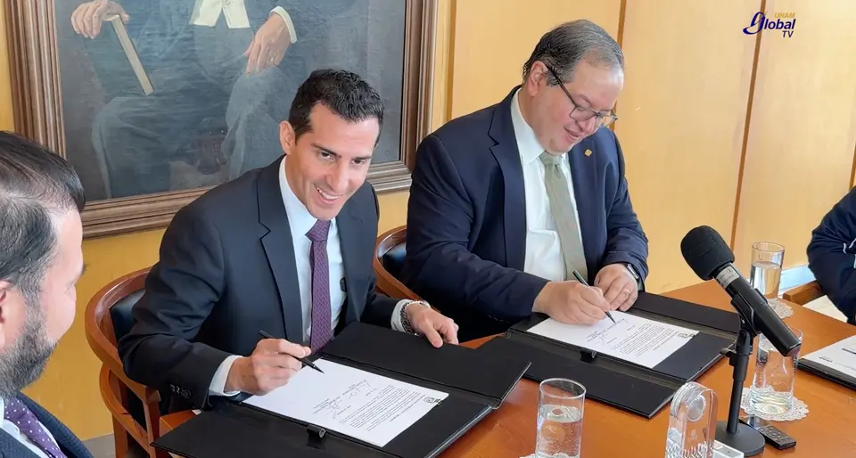 Firma del convenio entre el rector y Rommel Pacheco | Captura de pantalla
