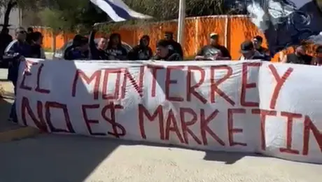 Afición De Rayados Se Maniesta Afuera De El Barrial