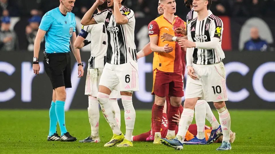 Lloyd Kelly se lamenta tras su expulsión ante Galatasaray | AP