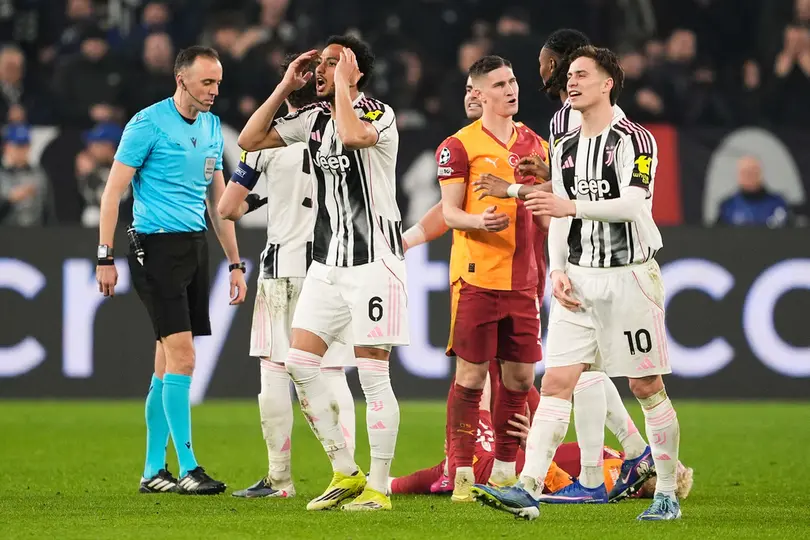 Lloyd Kelly se lamenta tras su expulsión ante Galatasaray | AP