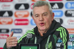 Javier Aguirre descartó tener problemas con Julián Quiñones y explicó su ausencia | IMAGO7