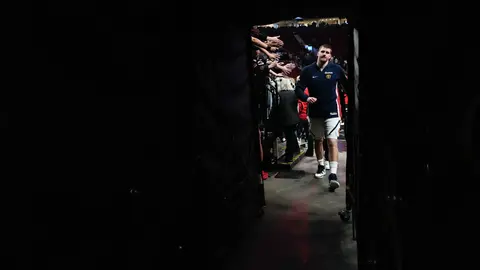 Nikola Jokić en el túnel al vestidor | AP