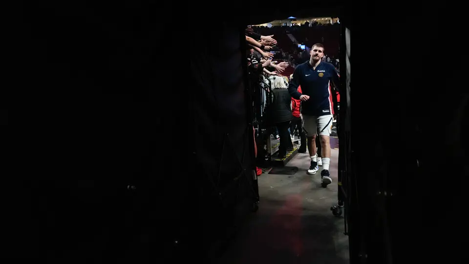 Nikola Jokić en el túnel al vestidor | AP