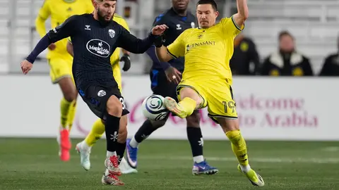 Jugadores de Nashville y Ottawa peleando por un balón en la Vuelta de primera ronda | AP