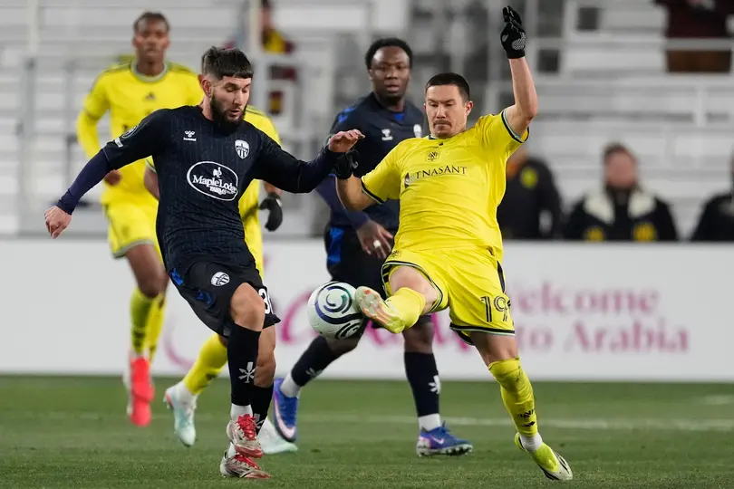 Jugadores de Nashville y Ottawa peleando por un balón en la Vuelta de primera ronda | AP