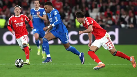 Mbappé disputa el balón en el partido contra Benfica en la ida de los Playoffs de la Champions League | AP