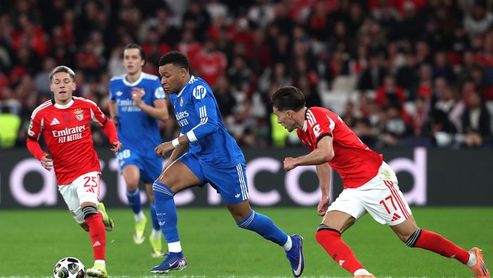 Mbappé disputa el balón en el partido contra Benfica en la ida de los Playoffs de la Champions League | AP