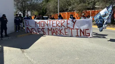 Afición de Rayados se manifiesta en El Barrial