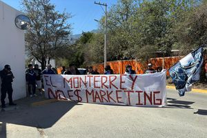 Afición de Rayados se manifiesta en El Barrial
