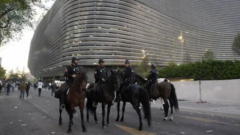 Policía en las afueras del Bernabéu | AP