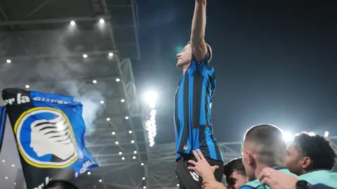 Mario Pasalic celebrando su gol con la afición l AP