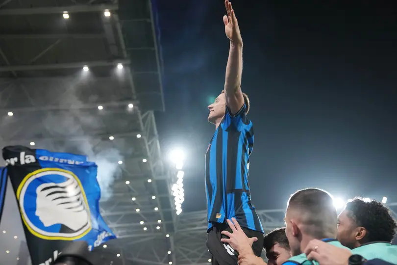 Mario Pasalic celebrando su gol con la afición l AP