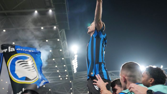 Mario Pasalic celebrando su gol con la afición l AP