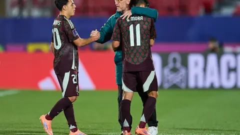 Lillini consuela a Hugo Camberos y Gilberto Mora tras los Cuartos de Final en el Mundial Sub-20 | MEXSPORT