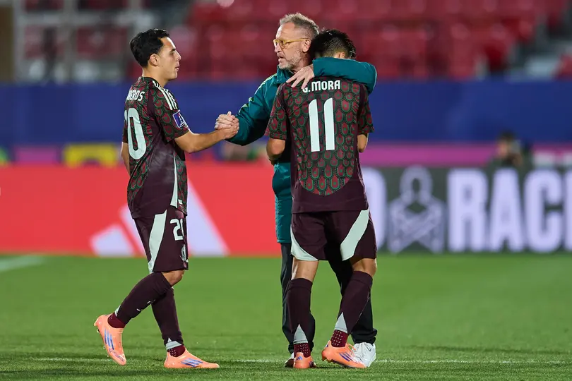 Lillini consuela a Hugo Camberos y Gilberto Mora tras los Cuartos de Final en el Mundial Sub-20 | MEXSPORT