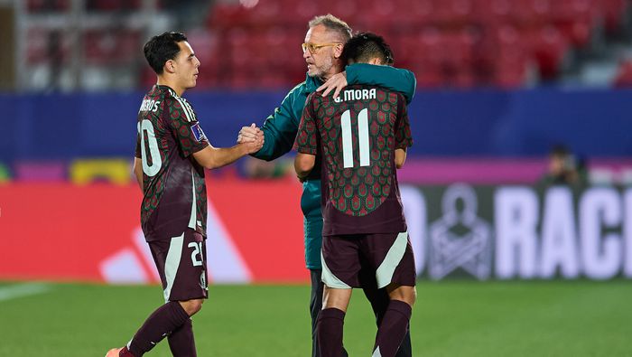 Lillini consuela a Hugo Camberos y Gilberto Mora tras los Cuartos de Final en el Mundial Sub-20 | MEXSPORT