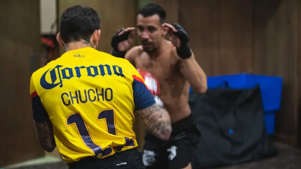 Chito Vera rindió homenaje al histórico futbolista Chucho Benítez | INSTAGRAM chitoveraufc