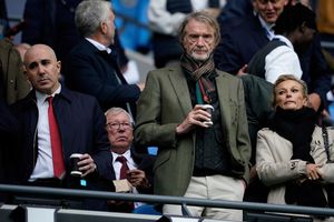 Jim Ratcliffe, dueño del Manchester United, en las gradas frente a Alex Ferguson, en un partido de la Premier League | AP