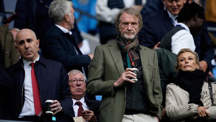 Jim Ratcliffe, dueño del Manchester United, en las gradas frente a Alex Ferguson, en un partido de la Premier League | AP