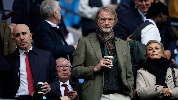 Jim Ratcliffe, dueño del Manchester United, en las gradas frente a Alex Ferguson, en un partido de la Premier League | AP
