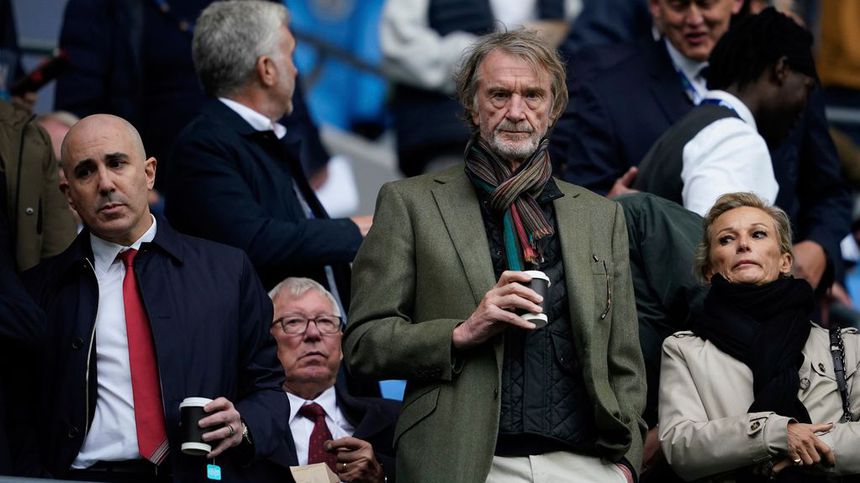 Jim Ratcliffe, dueño del Manchester United, en las gradas frente a Alex Ferguson, en un partido de la Premier League | AP