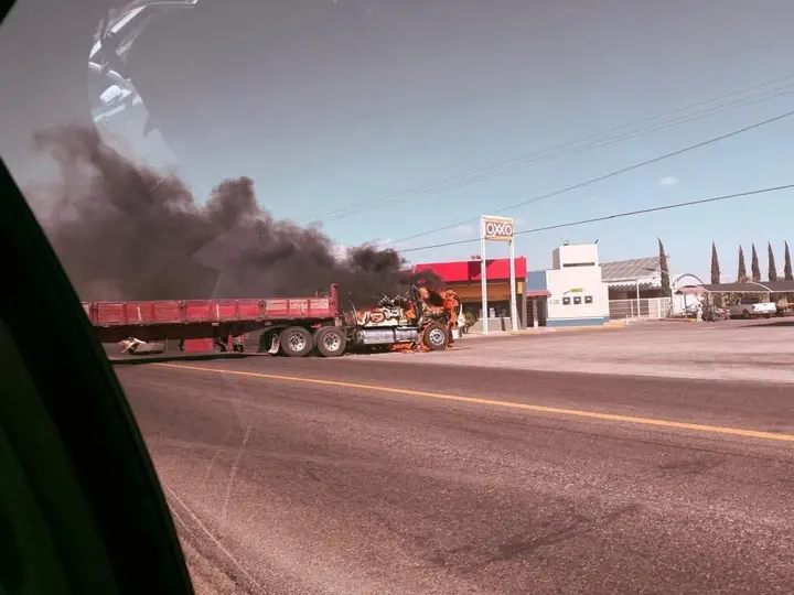 Operadores de carga exigen mayor seguridad ante el incremento de ataques e incendios de unidades pesadas. / X: @ELPINERO