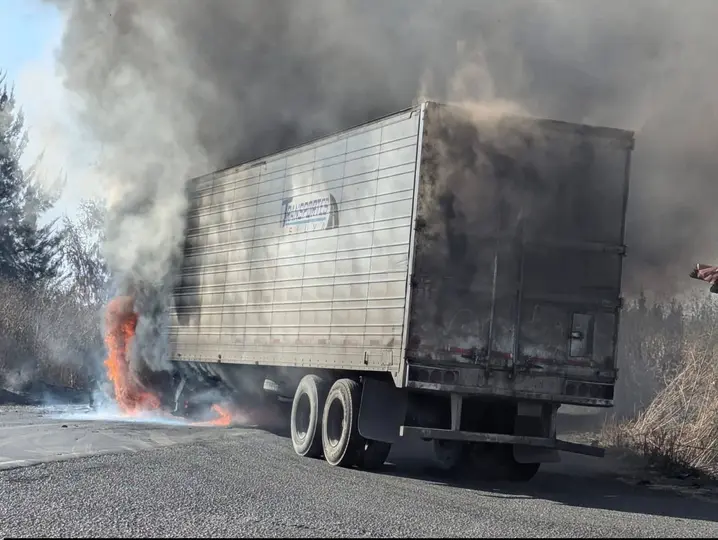 El gremio transportista calificó como “insostenible” la situación de inseguridad en autopistas y carreteras federales. / X: @ELPINERO