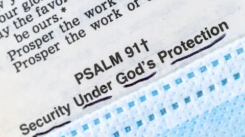 El Salmo 91 es un pasaje bíblico asociado con protección en situaciones de peligro. / iStock