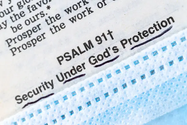 El Salmo 91 es un pasaje bíblico asociado con protección en situaciones de peligro. / iStock