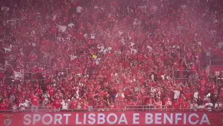 Campal en las afueras del Bernabéu: Policía y ultras del Benfica se enfrentan previo al partido