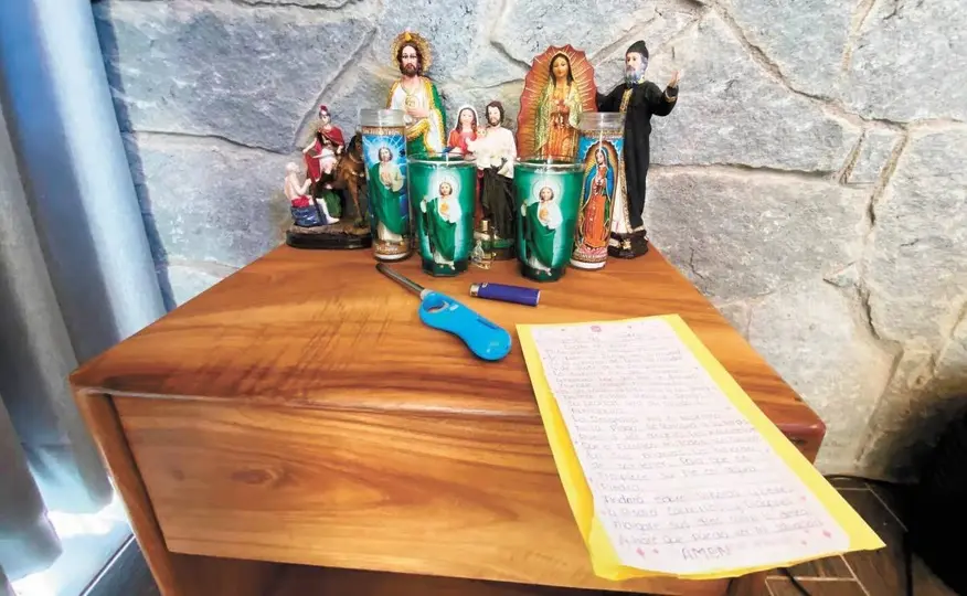 En el refugio también se hallaron imágenes religiosas como la Virgen de Guadalupe y San Judas Tadeo. / X: @AlertaMundoNews