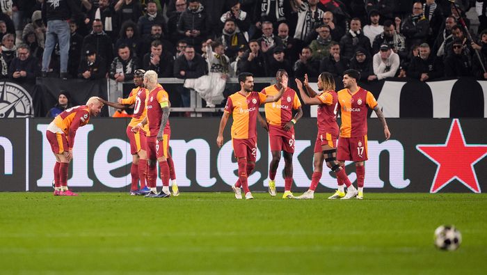 Jugadores de Galatasaray en celebración en su visita a Juventus en Champions League | AP