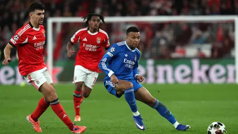 Mbappé en acción de juego en el partido de ida entre Benfica y Real Madrid en la Champions League | AP
