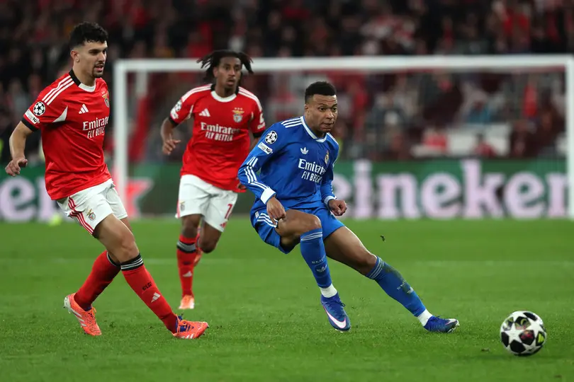 Mbappé en acción de juego en el partido de ida entre Benfica y Real Madrid en la Champions League | AP