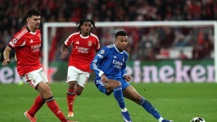 Mbappé en acción de juego en el partido de ida entre Benfica y Real Madrid en la Champions League | AP