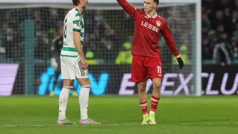 Bilal El Khannouss celebra el primer gol de Stuttgart contra Celtic en los Playoffs de la Europa League | AP