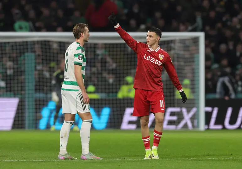 Bilal El Khannouss celebra el primer gol de Stuttgart contra Celtic en los Playoffs de la Europa League | AP