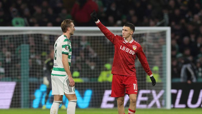 Bilal El Khannouss celebra el primer gol de Stuttgart contra Celtic en los Playoffs de la Europa League | AP