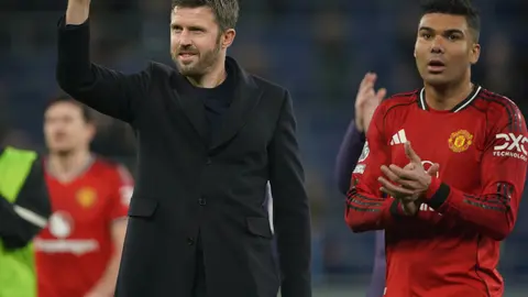 Michael Carrick y Casemiro en celebración tras una victoria en Premier League | AP