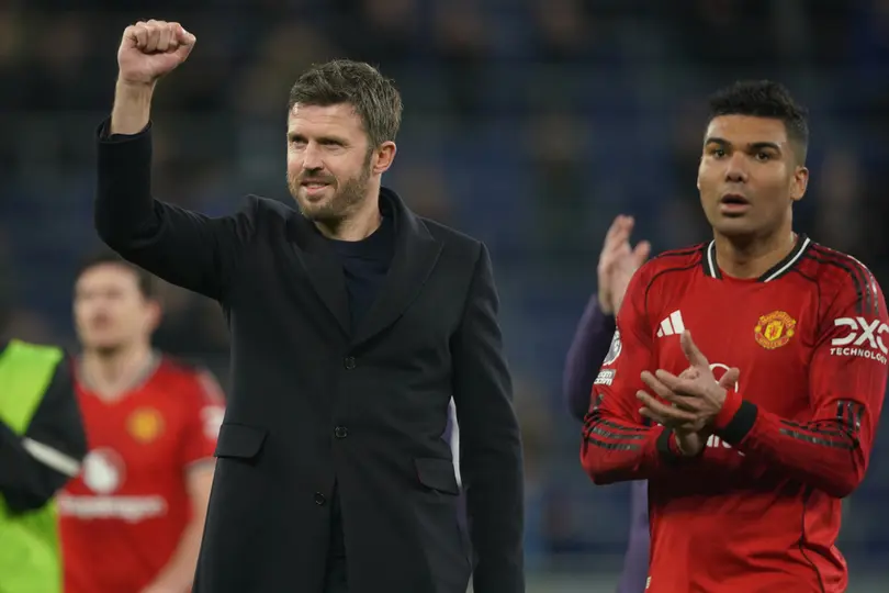 Michael Carrick y Casemiro en celebración tras una victoria en Premier League | AP