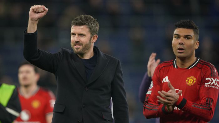 Michael Carrick y Casemiro en celebración tras una victoria en Premier League | AP