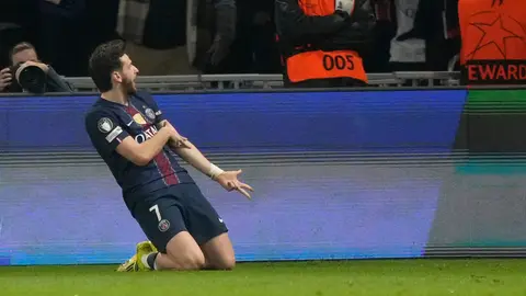 Kvaratskelia celebrando su gol ante el Mocano l AP