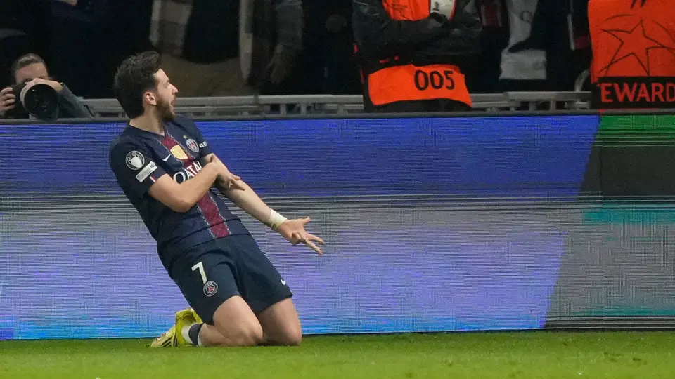 Kvaratskelia celebrando su gol ante el Mocano l AP