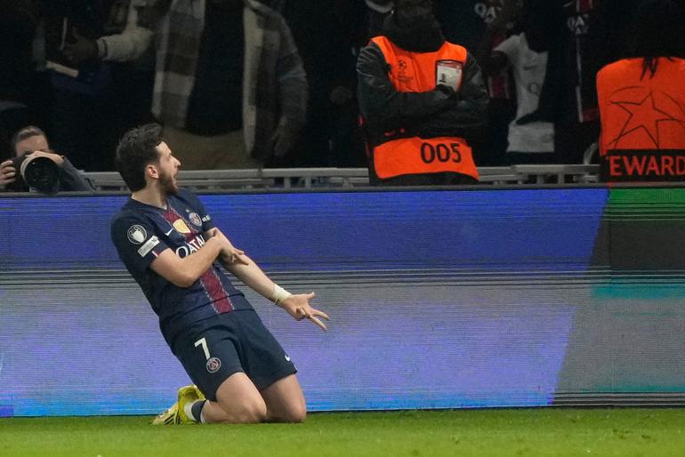 Kvaratskelia celebrando su gol ante el Mocano l AP