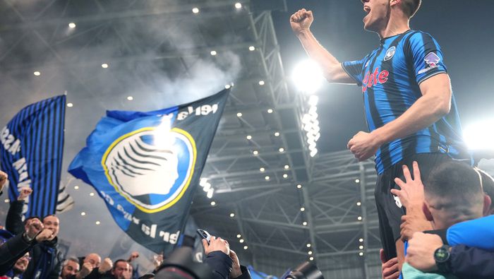Mario Pasalic celebrando con el público de Atalanta. l AP