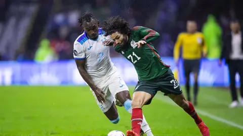 Albert Elis se enfrenta a César Huerta en el partido entre Honduras y México en la Concacaf Nations League | MEXSPORT