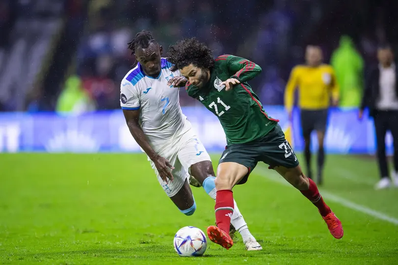 Albert Elis se enfrenta a César Huerta en el partido entre Honduras y México en la Concacaf Nations League | MEXSPORT