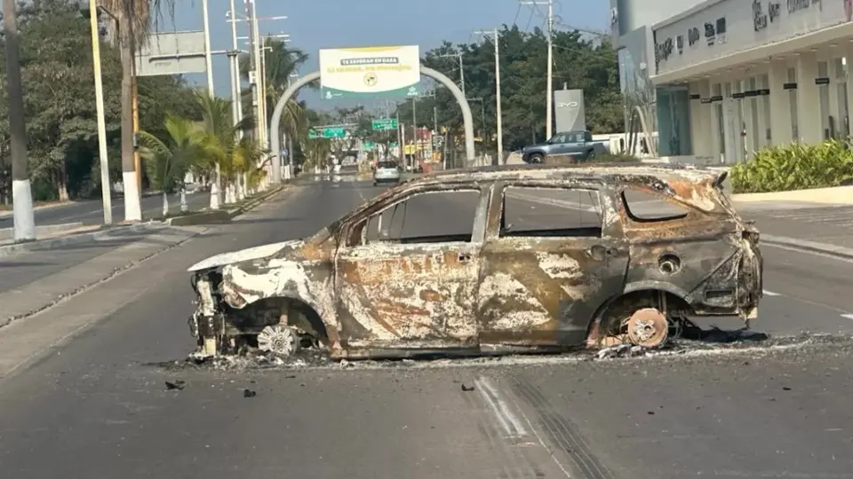 Un ajustador evalúa si el vehículo presenta pérdida total tras el incendio./ La Jornada